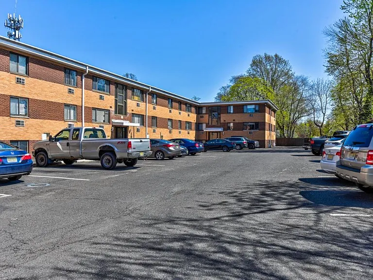 Oak Terrace Apartments — Photo 3