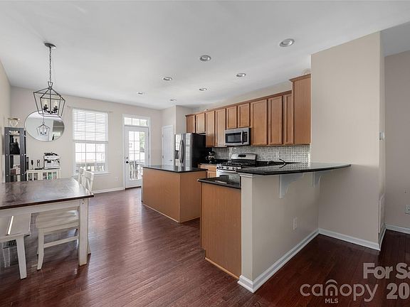 4th image of 13811 Hill St