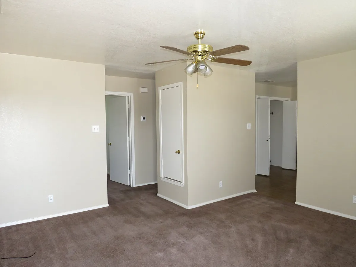 Building Photo - 2014 Cedarhill Dr #D