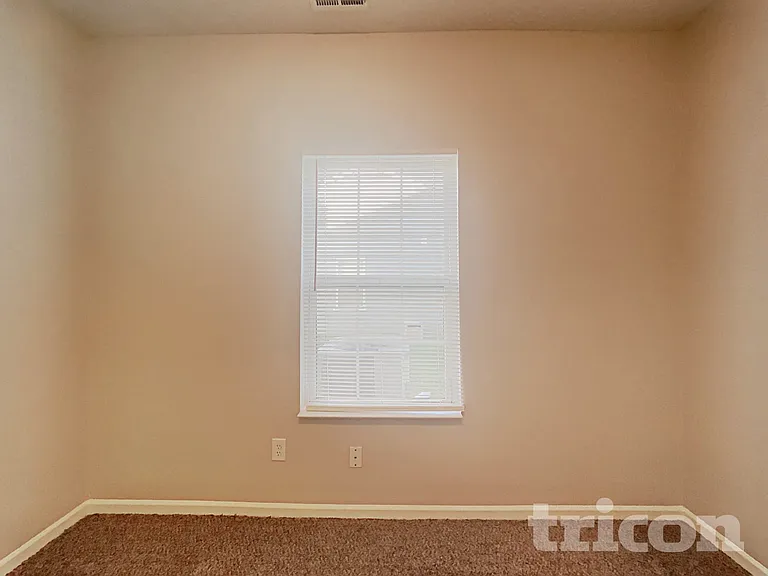 1325 Yellowstone Cir — Photo 9