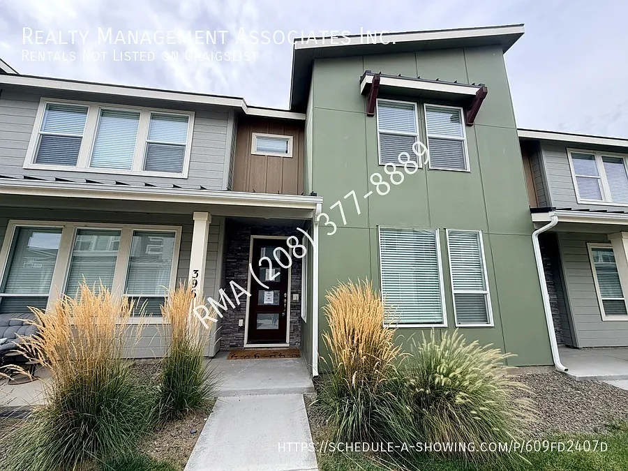 Beautiful Updated Townhome in Desirable location — Photo 1