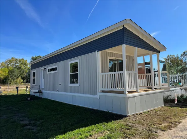 17 Sunset Ln, Fenton, MI 48430