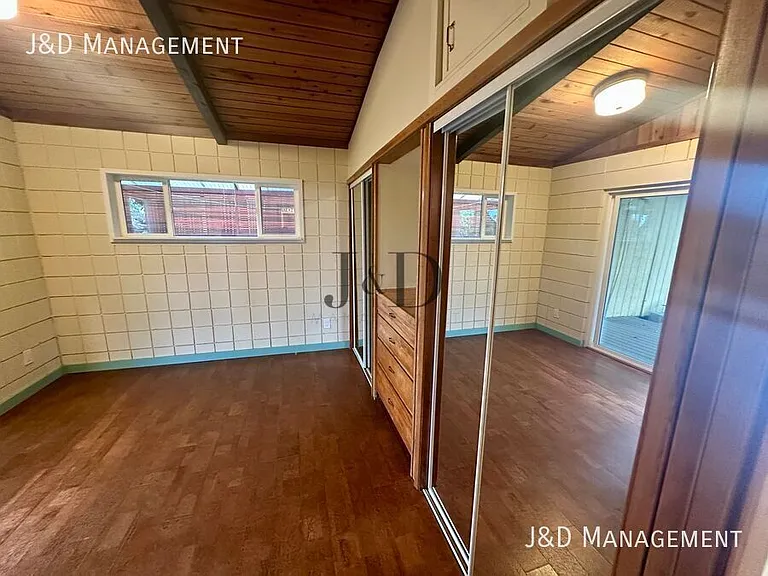 2031 Crest Dr — Photo 11