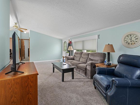 4th image of 511 N Mid Lake Dr