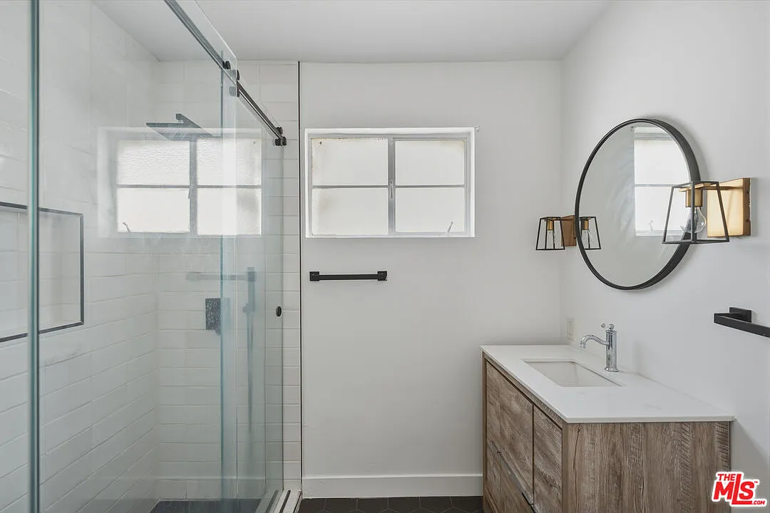1 bed, 1.0 bath, 700 sqft, $2,400 — Photo 1