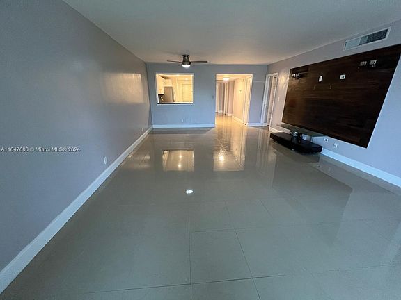 2nd image of 3611 Oaks Clubhouse Dr APT 206