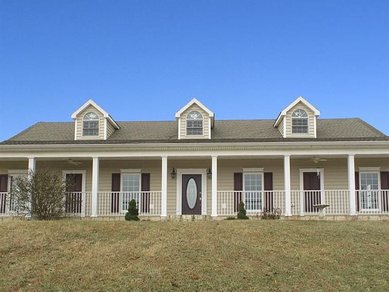 2nd image of 1745 Maple Hills Ln