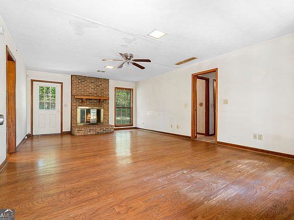 2nd image of 1745 Oak Ridge Way