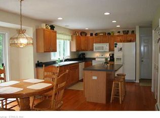 15 Greenwich Ct, Norwich, CT 06360