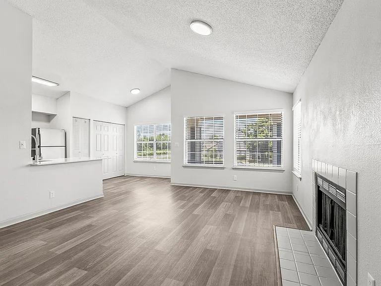 Summerlake Apartments — Photo 10