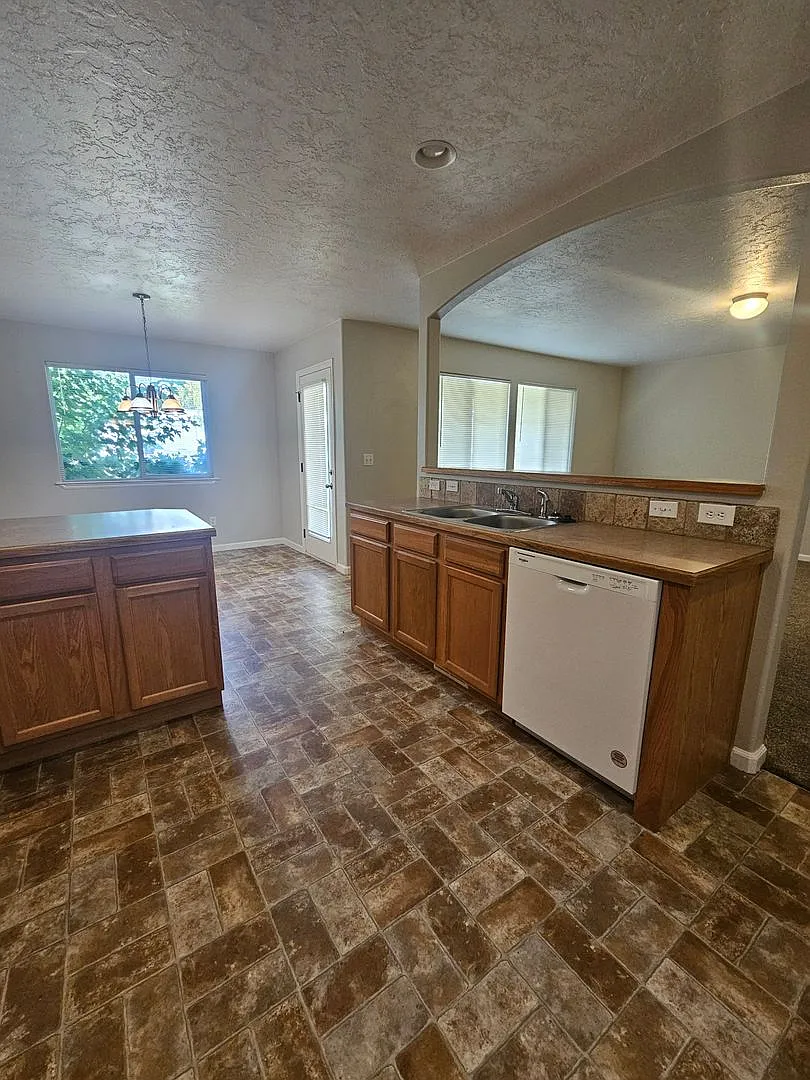 3 Bedroom House in Caldwell - Short term lease — Photo 3