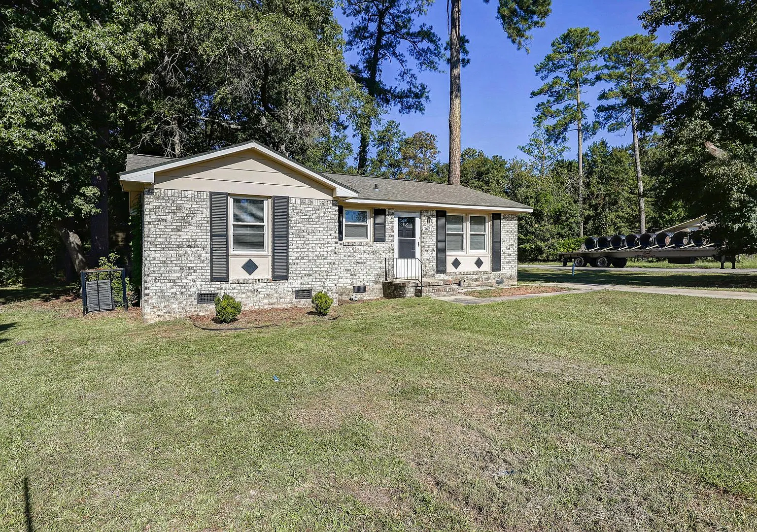 Charming 2-Bedroom Home with Brand-New HVAC in Convenient Location! — Photo 2