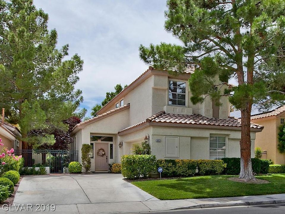 Mature landscaping and side load garage.  Home Owner's Association maintains front yard landscaping.