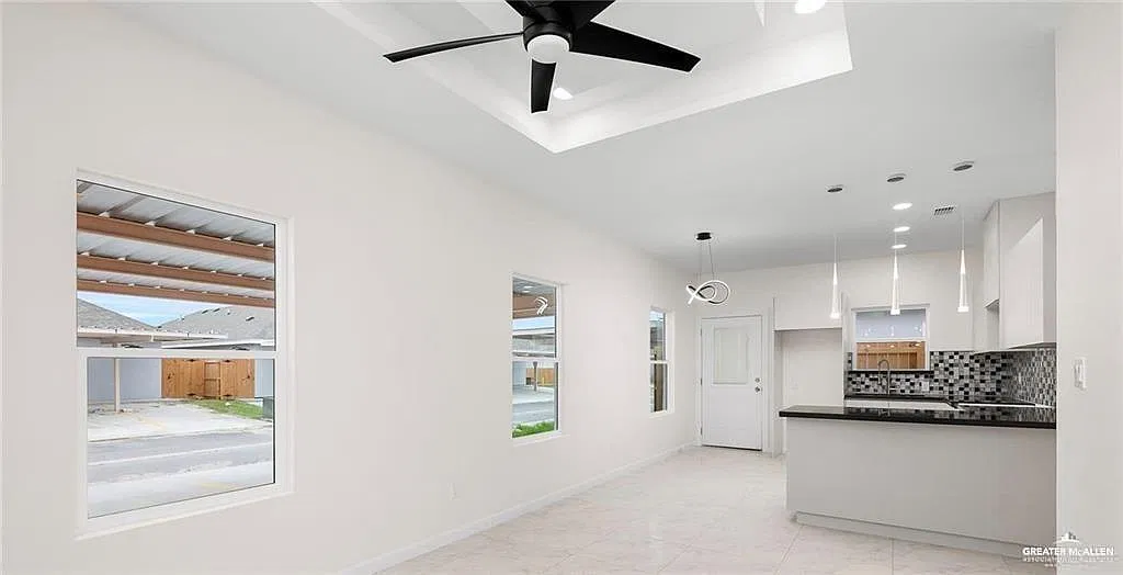 3 bed, 2.0 bath, 1030 sqft, $1,250 — Photo 3