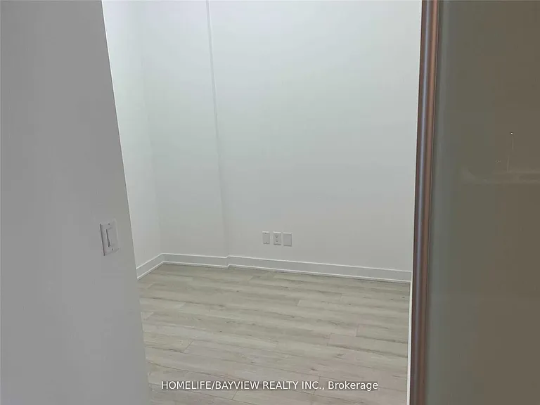 681 Yonge St #514 — Photo 4
