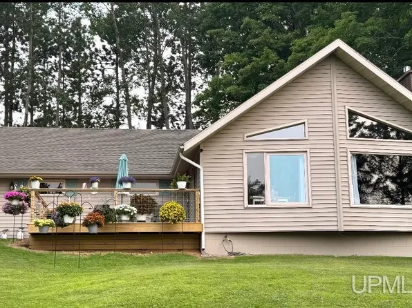 3910 Grandview Dr, Iron Mountain, MI 49801