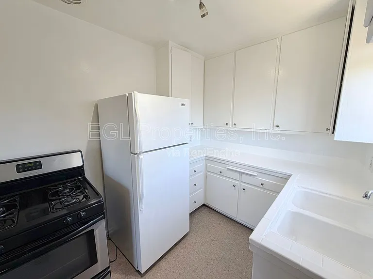 1168 N Curson Ave #12 — Photo 9