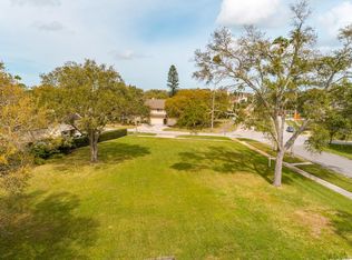 1300 Palm View Ave, Belleair, FL 33756
