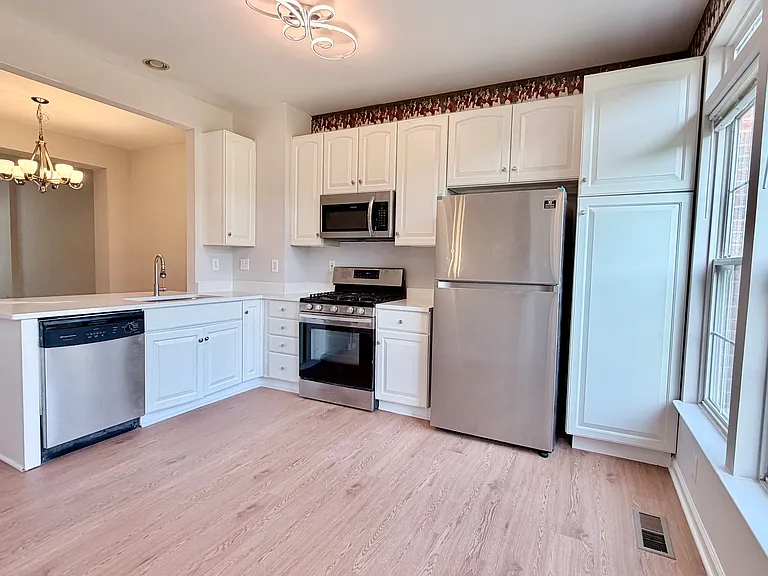 603 Eisenhower Dr — Photo 5
