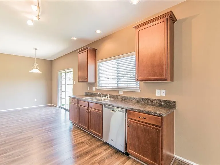 560 Griffith Dr — Photo 7