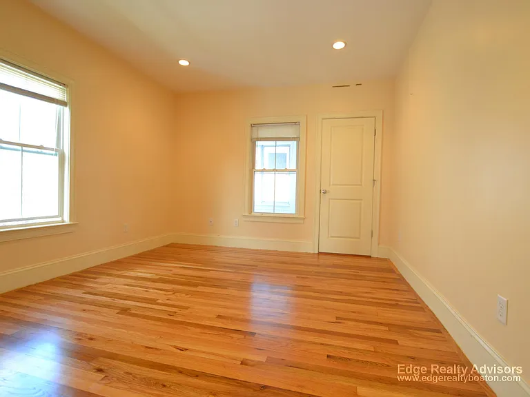 25 Lothrop St #2 — Photo 3