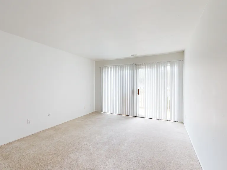 Whitehall Apartments — Photo 12