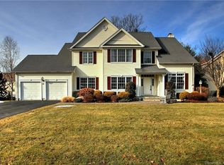 25 Saint Andrews Ln, Milford, CT 06461