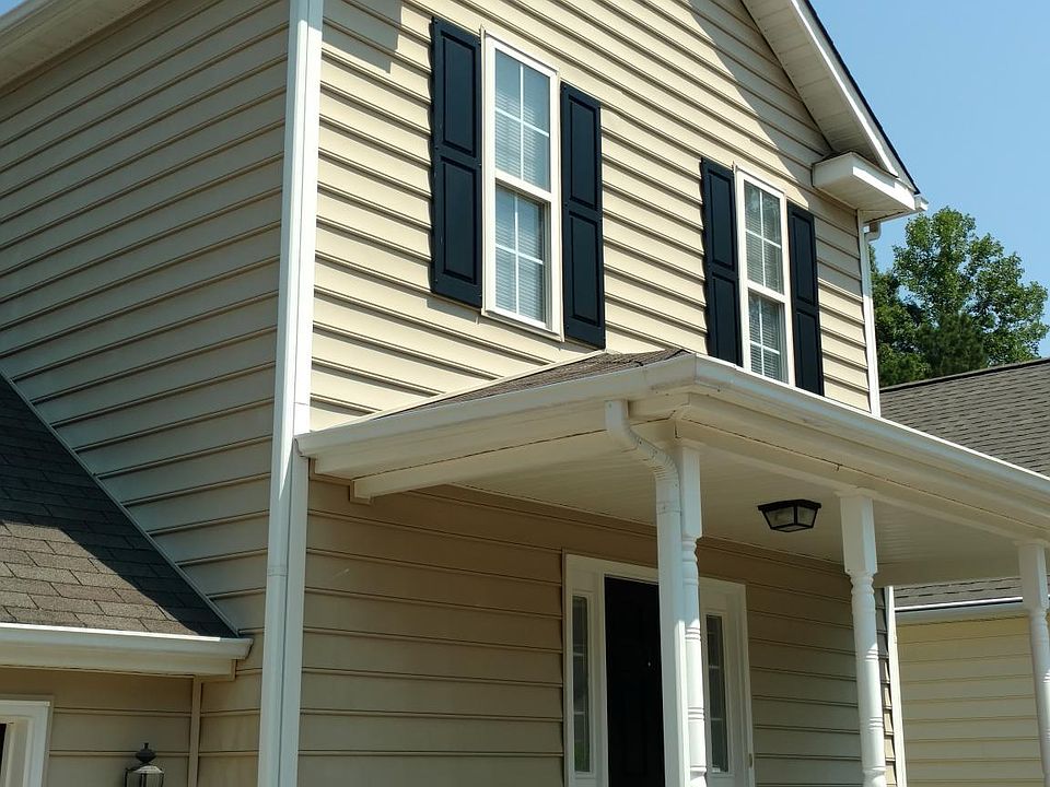 Front view of 824 Tahoe Trail. There is a driveway for off