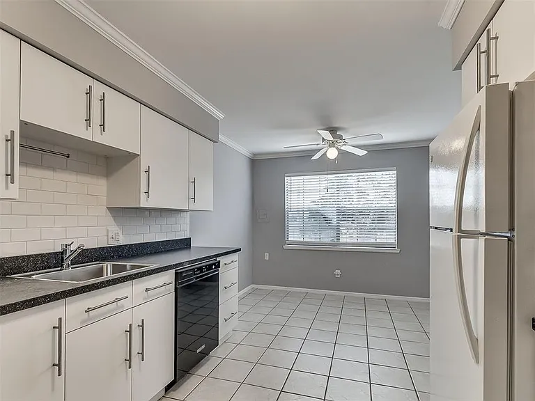 1703 E Lindsey St — Photo 22