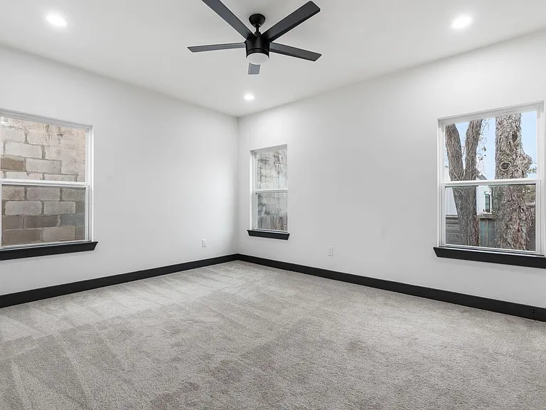 913 Panama St — Photo 10