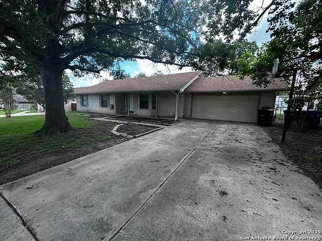 4 bed, 2.0 bath, 1811 sqft, $2,100 — Photo 2