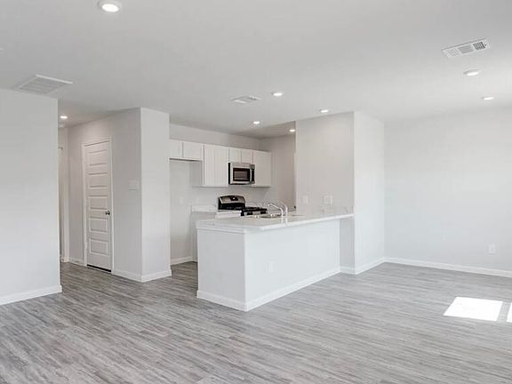 3rd image of 413 Sweetgum Ln