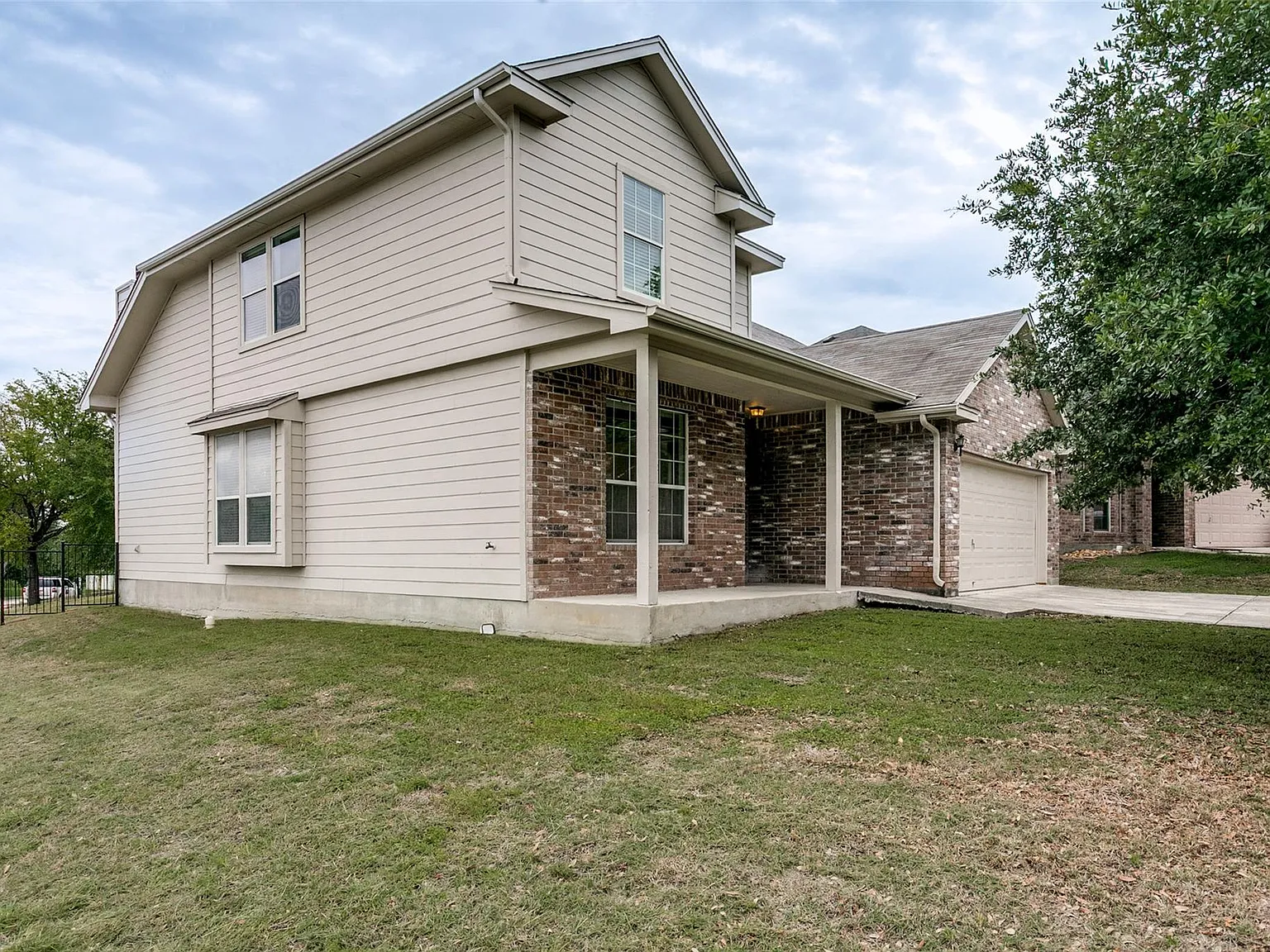 4 bed, 2.5 bath, 2372 sqft, $1,950 — Photo 3