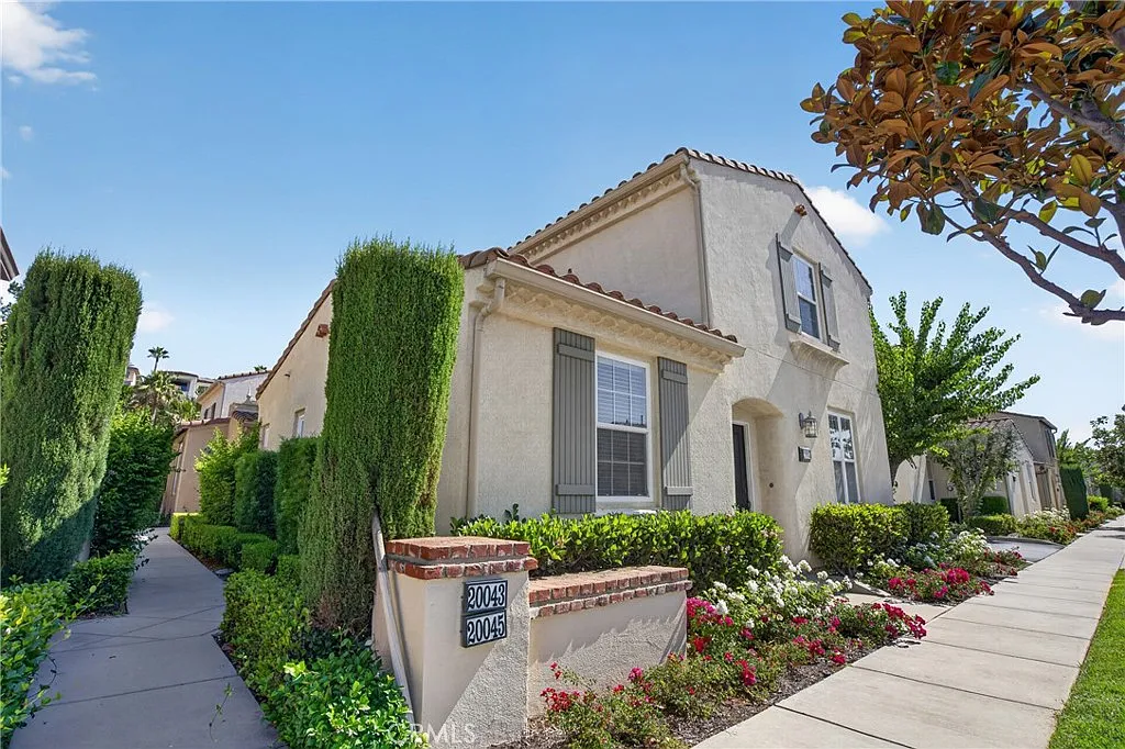 2 bed, 2.5 bath, 1399 sqft, $3,750 — Photo 2