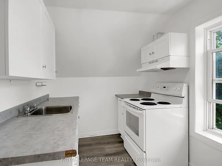 4 Eccles St #5 — Photo 23