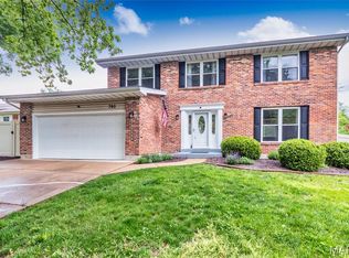 701 Oak Run Ln, Ballwin, MO 63021