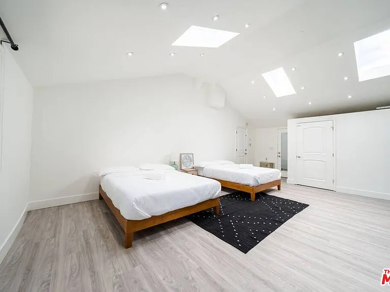 11331 Isleta St — Photo 56
