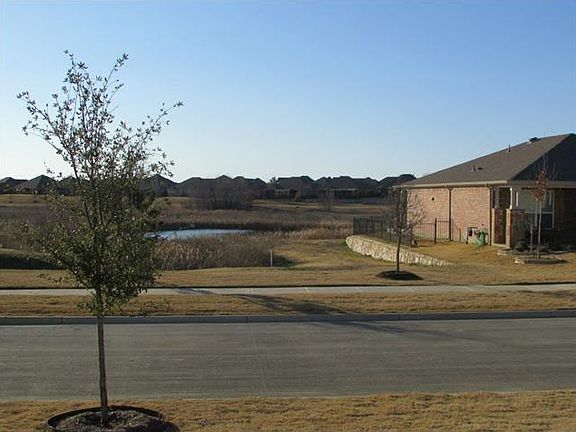 4th image of 395 Montague Ln