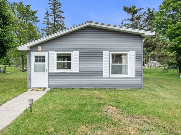 6954 Lakeview Dr, Hubbard Lake, MI 49747