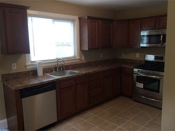 3rd image of 6893 Woodland Ave