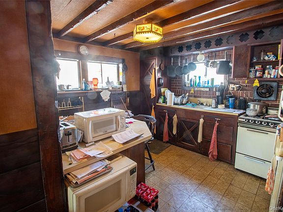 3rd image of 144 Carleton Avenue