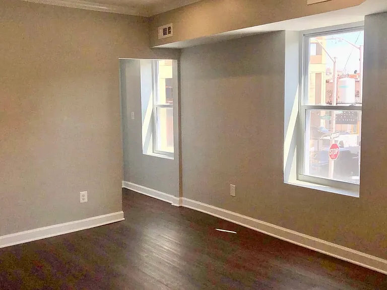 313 W Madison St — Photo 3