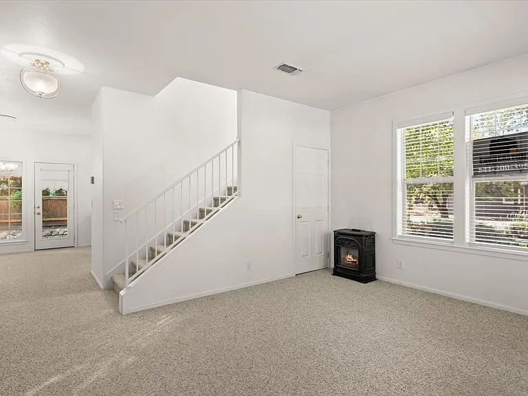 100 Jackson Creek Dr — Photo 4