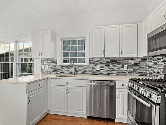5th image of 12 Brookview Dr
