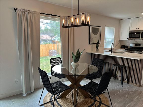 3rd image of 9502 Crown Ridge Dr