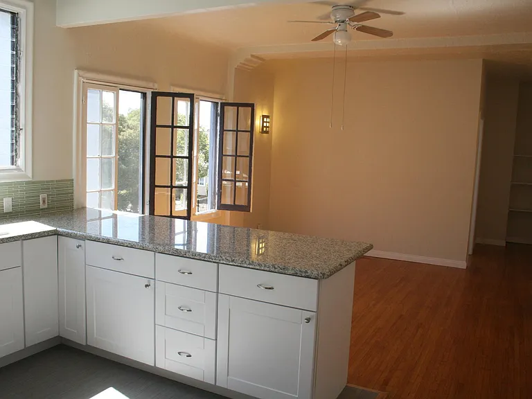 1172 N Ardmore Ave — Photo 3
