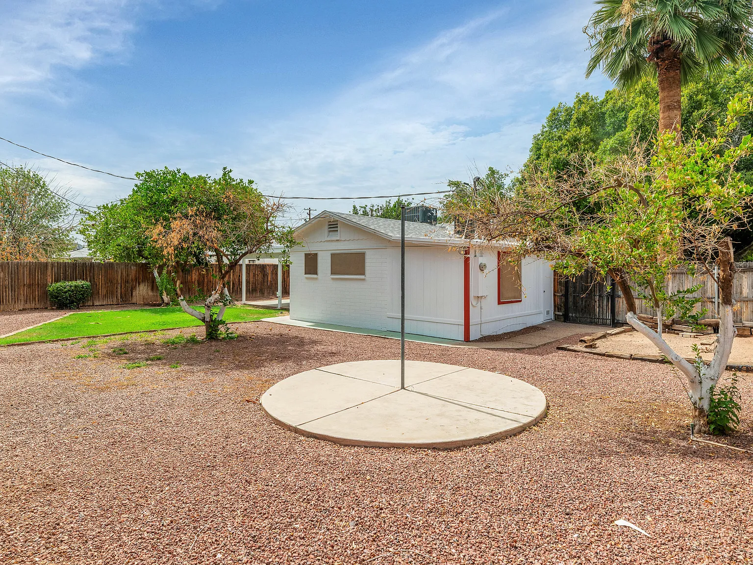 1127 S Una Ave — Photo 3