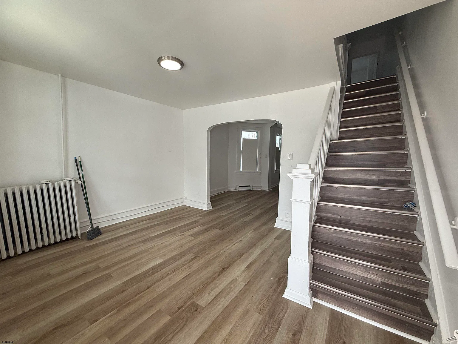 3 bed, 1.0 bath, 1011 sqft, $2,300 — Photo 2