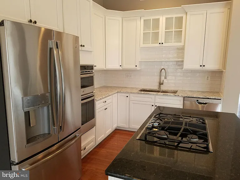 1619 Seneca Ave — Photo 7