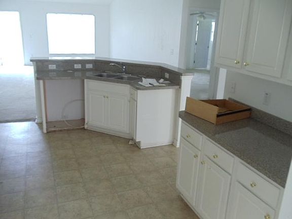 5th image of 626 SW Granadeer St